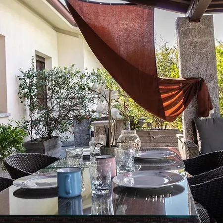 Yourelais, View On The Pool Apartment Orsenigo